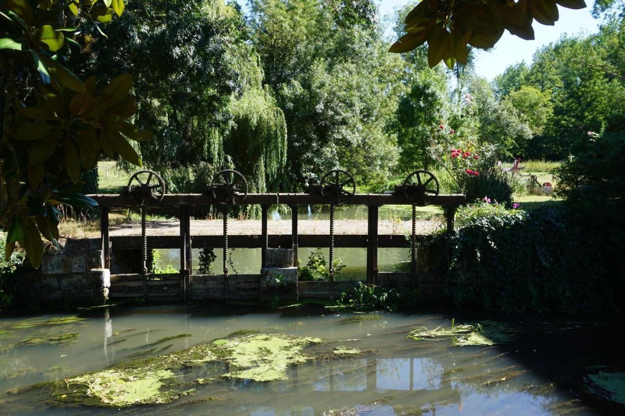Le Moulin De Moquesouris - Chambres D'Hotes Et Table D'Hote Nazelles-Negron Eksteriør bilde